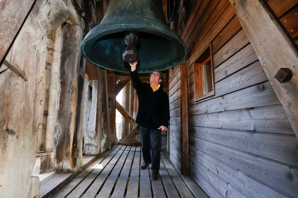 Zvoník Renato Haeusler z katedrály Notre Dame ve švýcarském Lausanne rozeznívá zvon Clemence na počest devíti tisíc obětí koronaviru