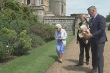 Británie si připomněla nedožité narozeniny prince Philipa. Královna dostala po něm pojmenovanou růži