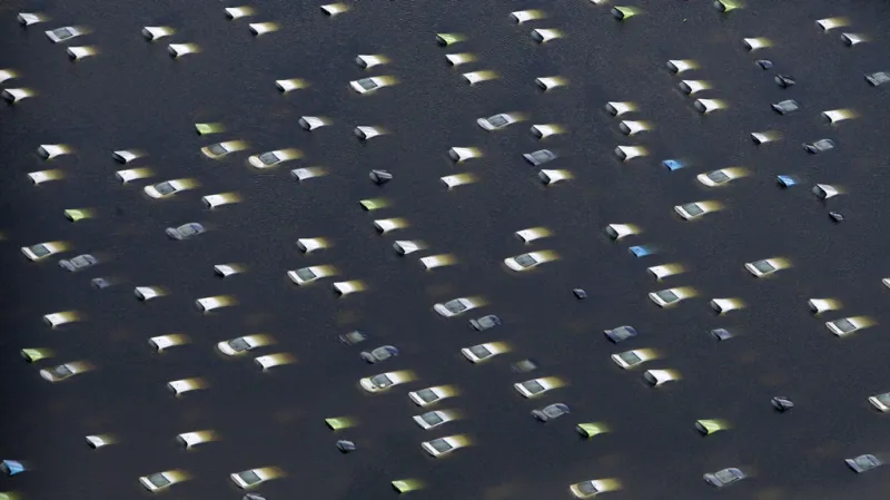 Zaplavená auta v Thajsku