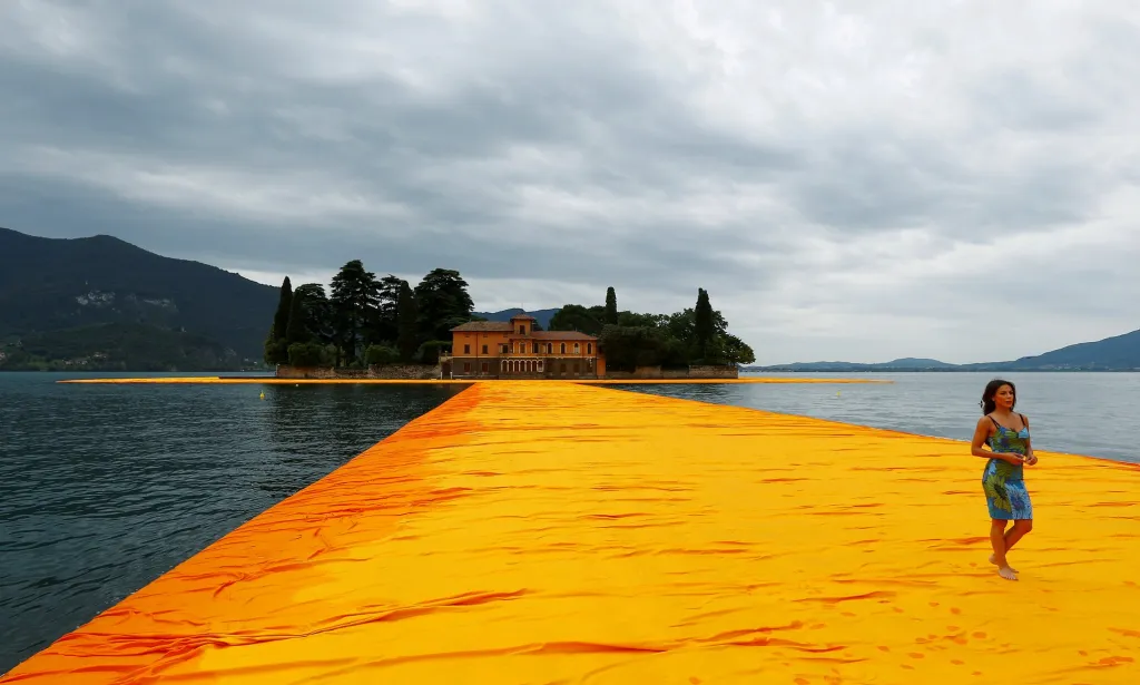 V roce 2016 Christo překryl látkou hladinu jezera Iseo v severní Itálii. Instalace nesla název The Floating Piers