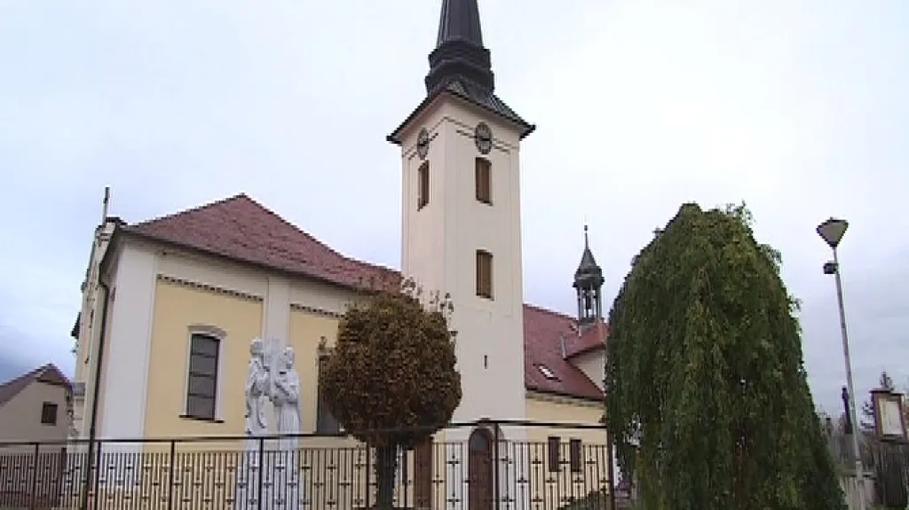 Kostel svatého Jiljí je dominantou Moutnic