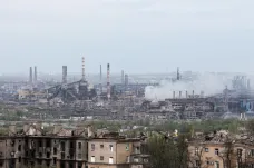 V Azovstalu zůstává asi sto civilistů. Zraněné obránce oceláren chce Kyjev vyměnit za zajaté Rusy