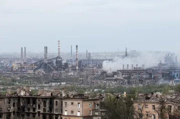 V Azovstalu zůstává asi sto civilistů. Zraněné obránce oceláren chce Kyjev vyměnit za zajaté Rusy