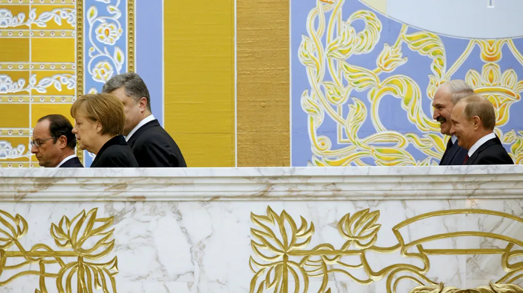 Merkelová, Hollande a Porošenko a Lukašenko s Putinem během přestávky na jednání v Minsku