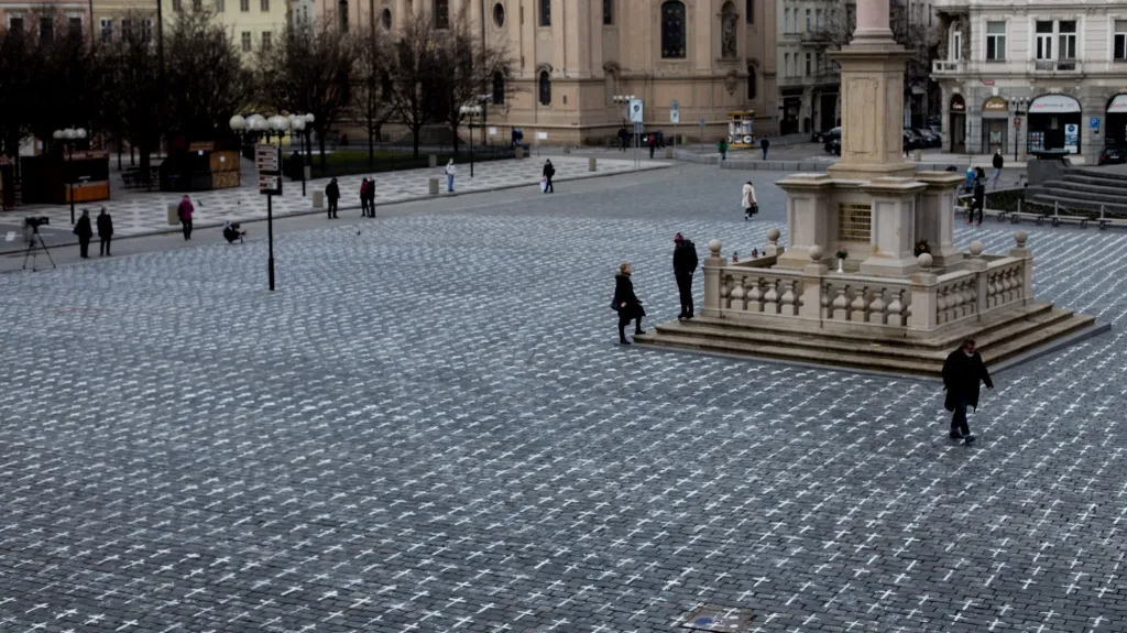 Tisíce křížů vytvořilo sdružení Milion chvilek pro demokracii na Staroměstském náměstí v Praze k uctění památky obětí pandemie koronaviru
