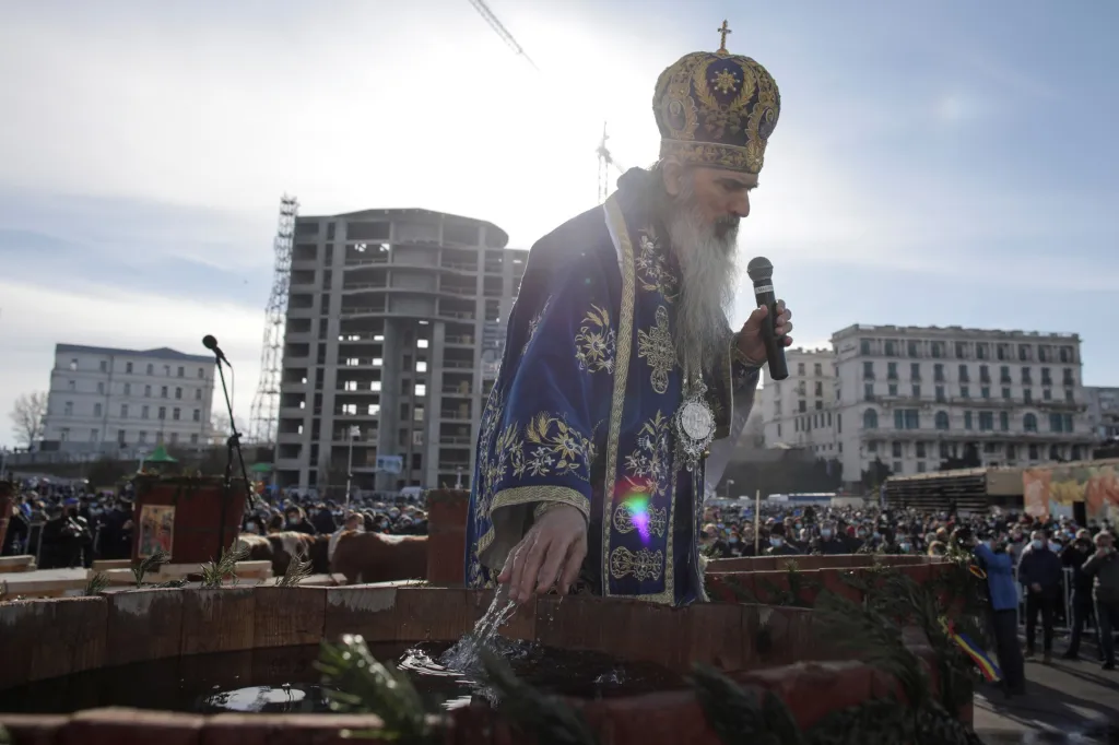 Arcibiskup Teodosie Petrescu během bohoslužby v rumunském městě Constanta