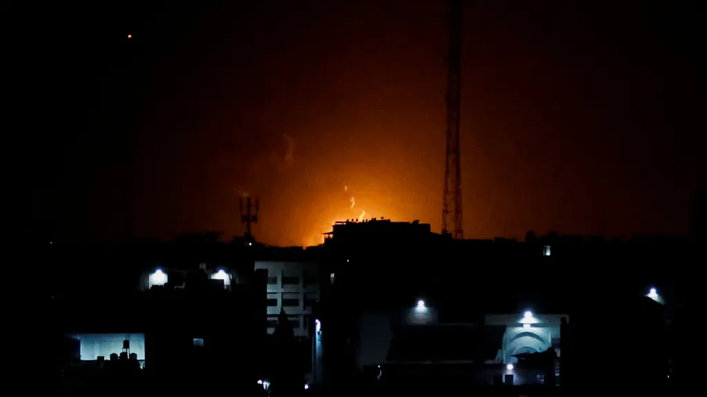 Oheň v Pásmu Gazy po izraelském leteckém úderu