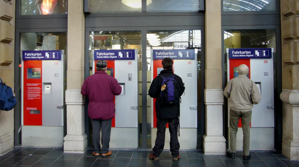 Cestující Deutsche Bahn u automatů na jízdenky