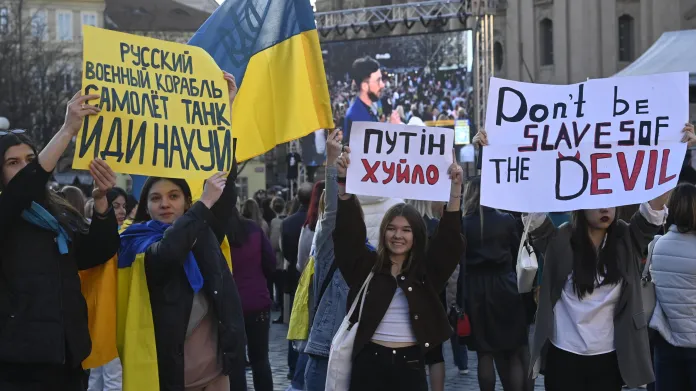 Lidé na Staroměstském náměstí sledují benefiční koncert pro Ukrajinu