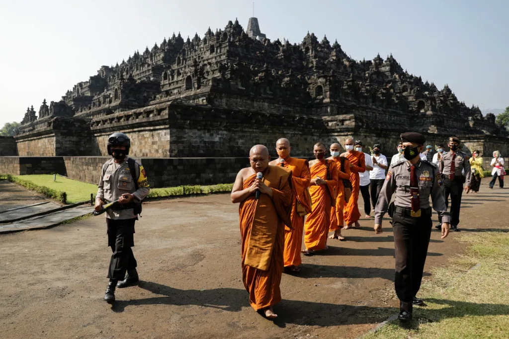 Oslavy buddhistického svátku Vesak v chrámovém komplexu Wat Phra Dhammakaya kousek od Bangkoku