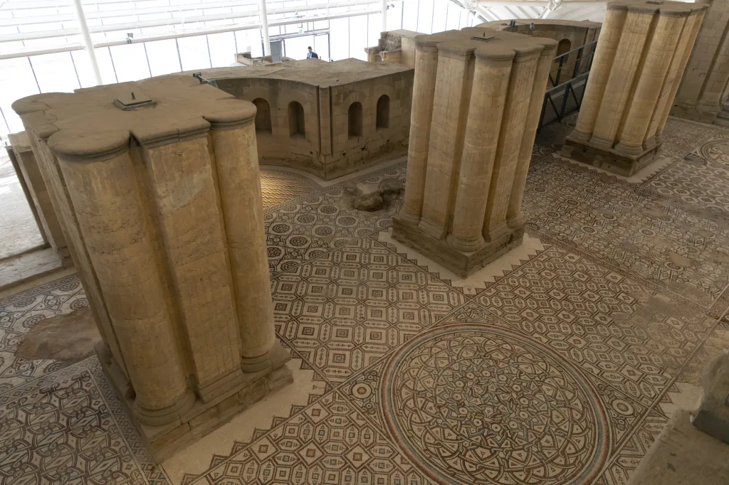 Ruiny Hišámova paláce byly sice objeveny už v roce 1873, ale první vykopávky provedl až ve 30. letech 20. století Brit Robert Hamilton