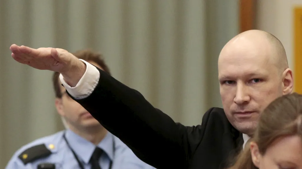 Anders Breivik při příchodu k soudu ve věznici Skien