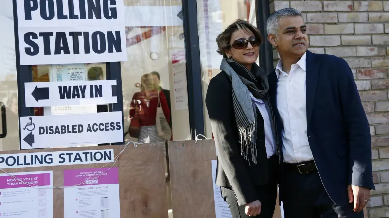 Sadiq Khan odchází z volební místnosti