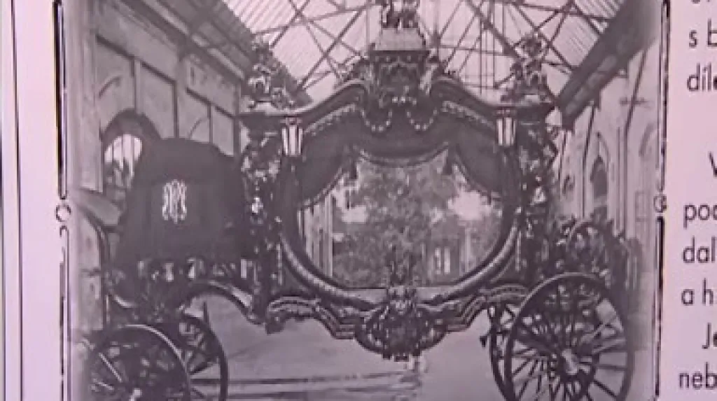 Historický pohřební kočár na dobové fotografii