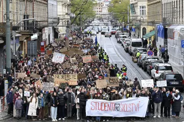 Většina škol zůstala zavřená. Podle premiéra je stávka neodůvodněná