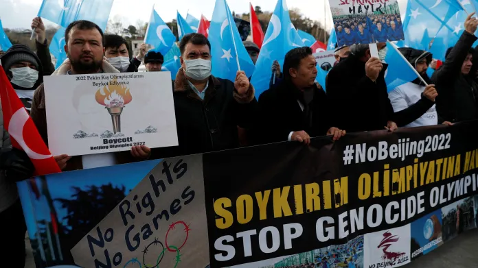 Protest proti konání olympiády v Pekingu u čínského konzulátu v Istanbulu