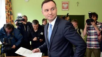 Andrzej Duda ve volební místnosti