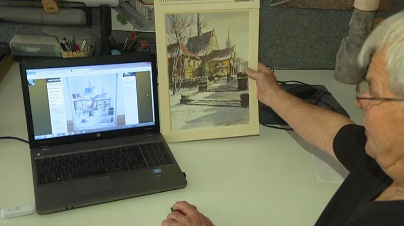 Jaromír Košař s originálem obrazu a falzifikátem nabízeným na internetu