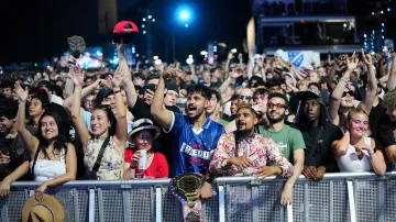 Fanoušci na akci UFC Fan Fest v rámci turnaje UFC Freedom 250 na Ellipse poblíž Bílého domu ve Washingtonu, D.C., USA, 14. června 2026