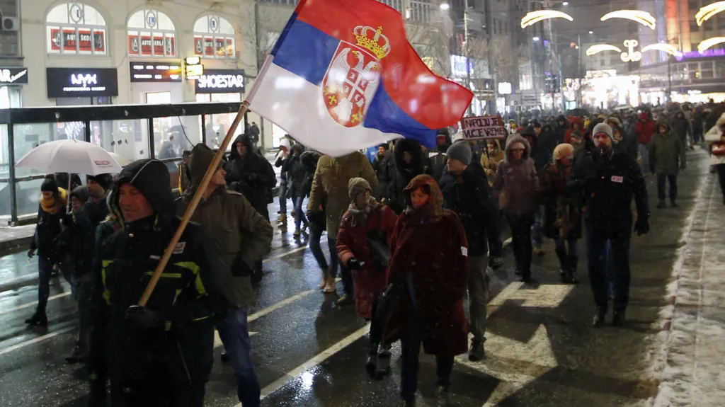 Několik tisíc lidí demonstrovalo v Bělehradě proti vládě