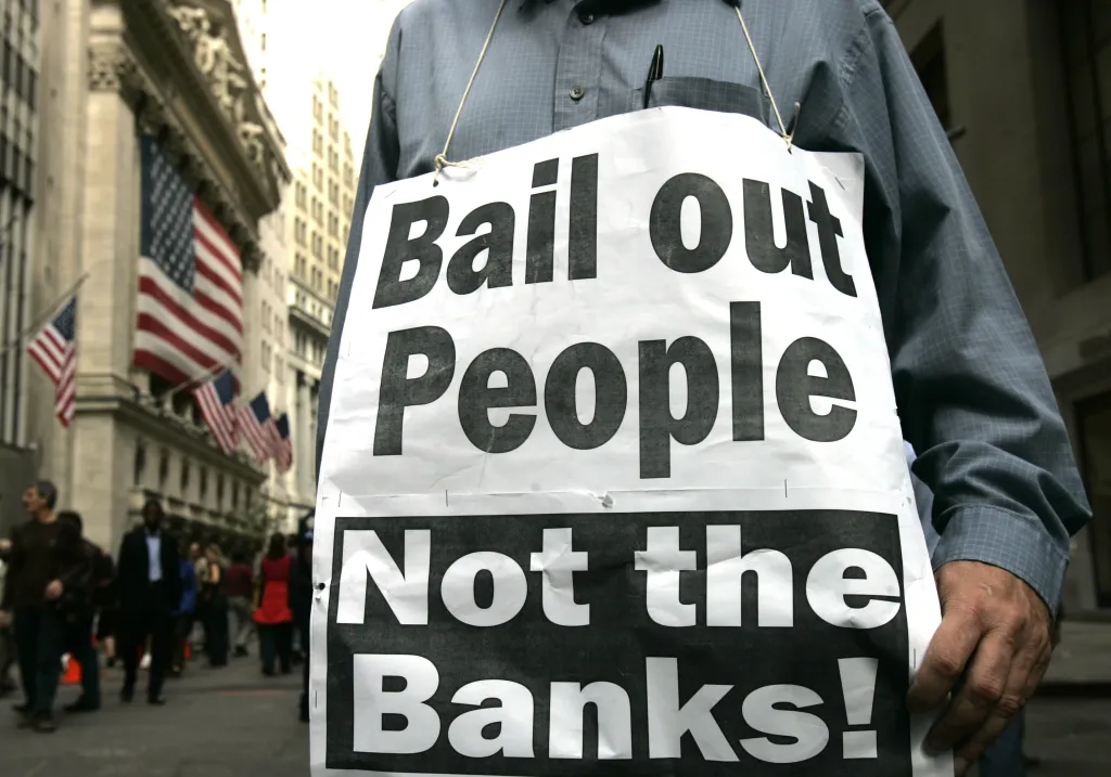 Demonstrant před newyorskou burzou během protestu proti navrhované vládní dotaci finančního průmyslu ve výši 700 miliard dolarů na konci září 2008