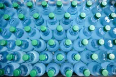Plastové lahve slaví půlstoletí. Dobyly celou planetu