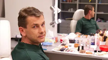 Moderátor Aleš Zbořil v maskérně