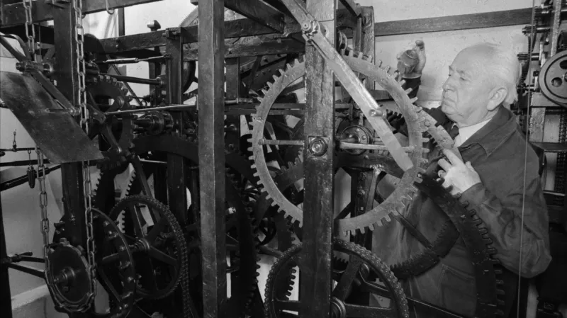 Hodinový stroj a hodinář Rudolf Vesecký na snímku ČTK z roku 1983