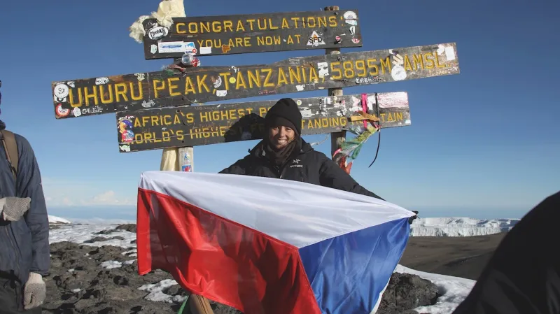Michella Jana Chanové s českou vlajkou na vrcholku
