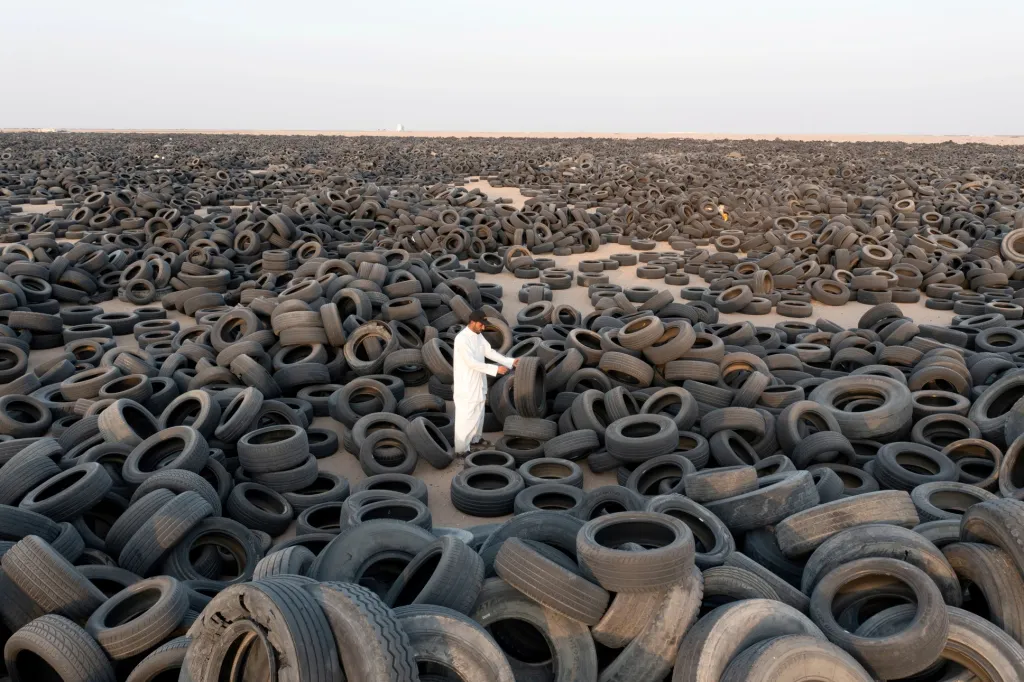 Úřady v Kuvajtu se rozhodly zlikvidovat největší skládku pneumatik na světě a na jejím místě postavit nové město. Přes 44 milionů pneumatik čeká recyklace, Al-Džarída však uvedla, že odpad se zatím jen přestěhoval na jiné místo