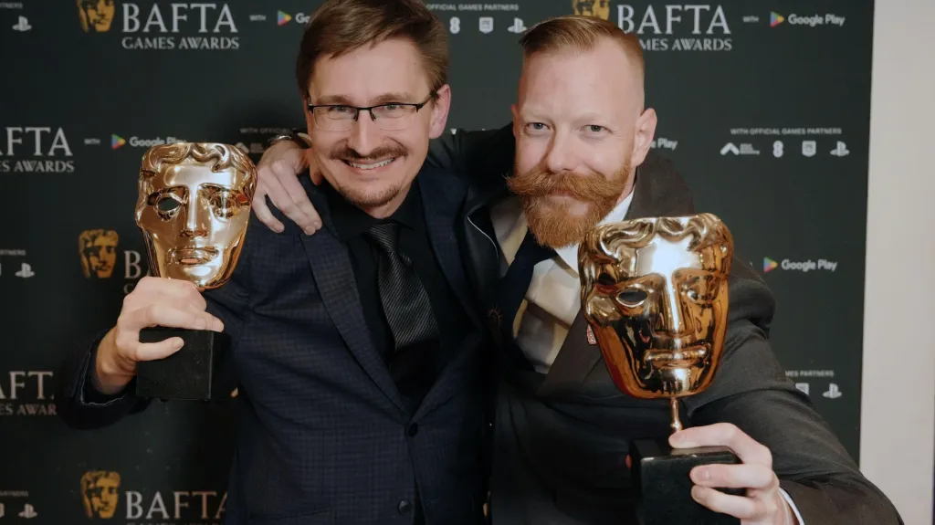 Vítěz ceny za narativní hru Kingdom Come: Deliverance II Prokop Jirsa a Tobias Stolz-Zwilling na udílení cen BAFTA Games Awards 2026