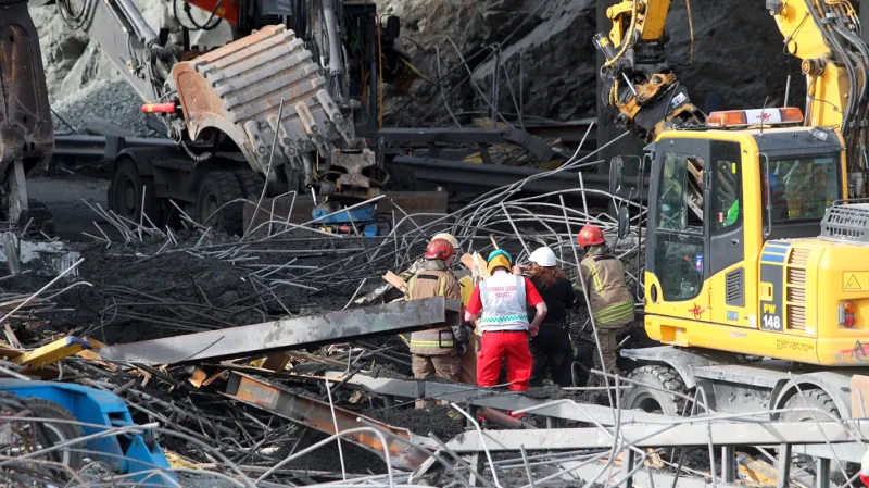 Záchranáři prohledávají trosky zříceného mostu v Trondheimu