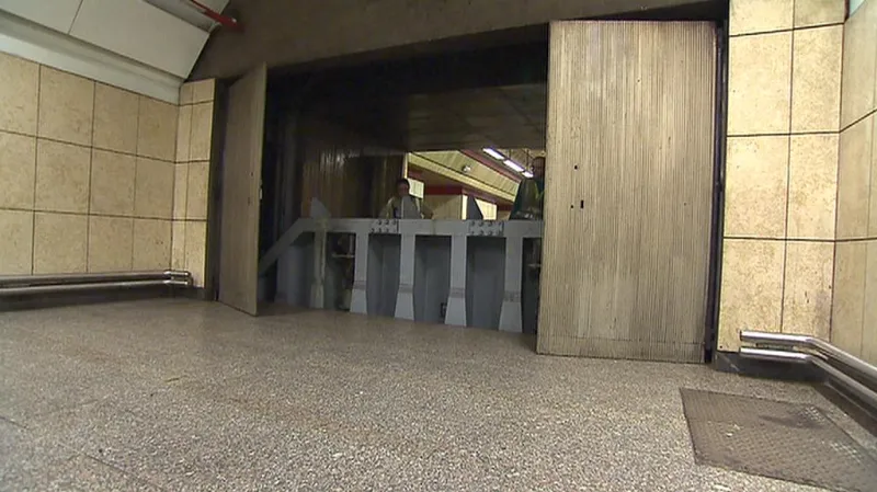 Bezpečnostní vrata v metru