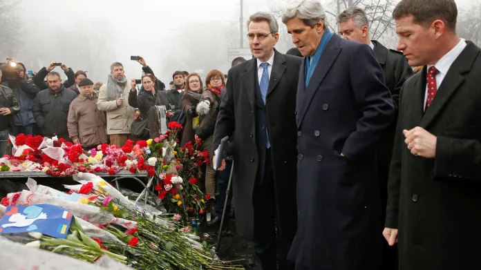John Kerry na krátké návštěvě Ukrajiny