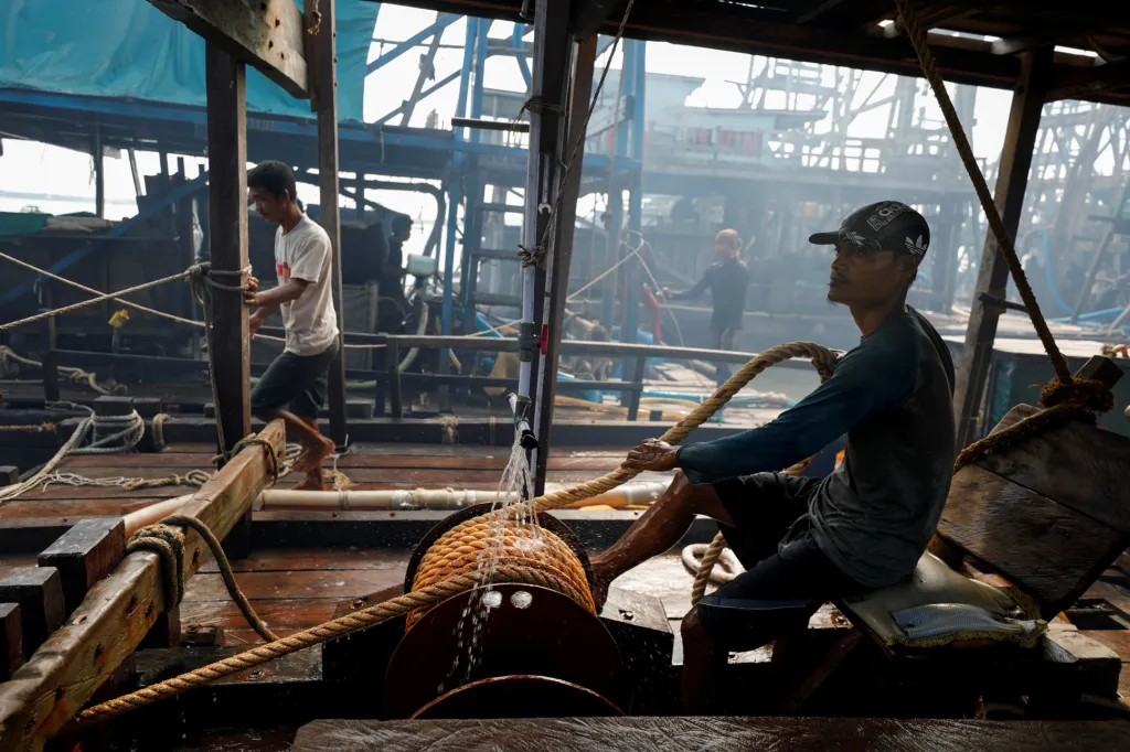 Těžba cínu v oblasti indonéského ostrova Bangka se od roku 2014 postupně přesouvá na moře z důvodů vyčerpání ložisek na pevnině