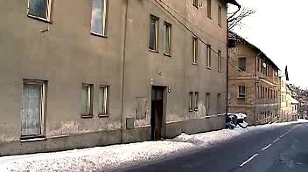 Jeden z vybydlených domů