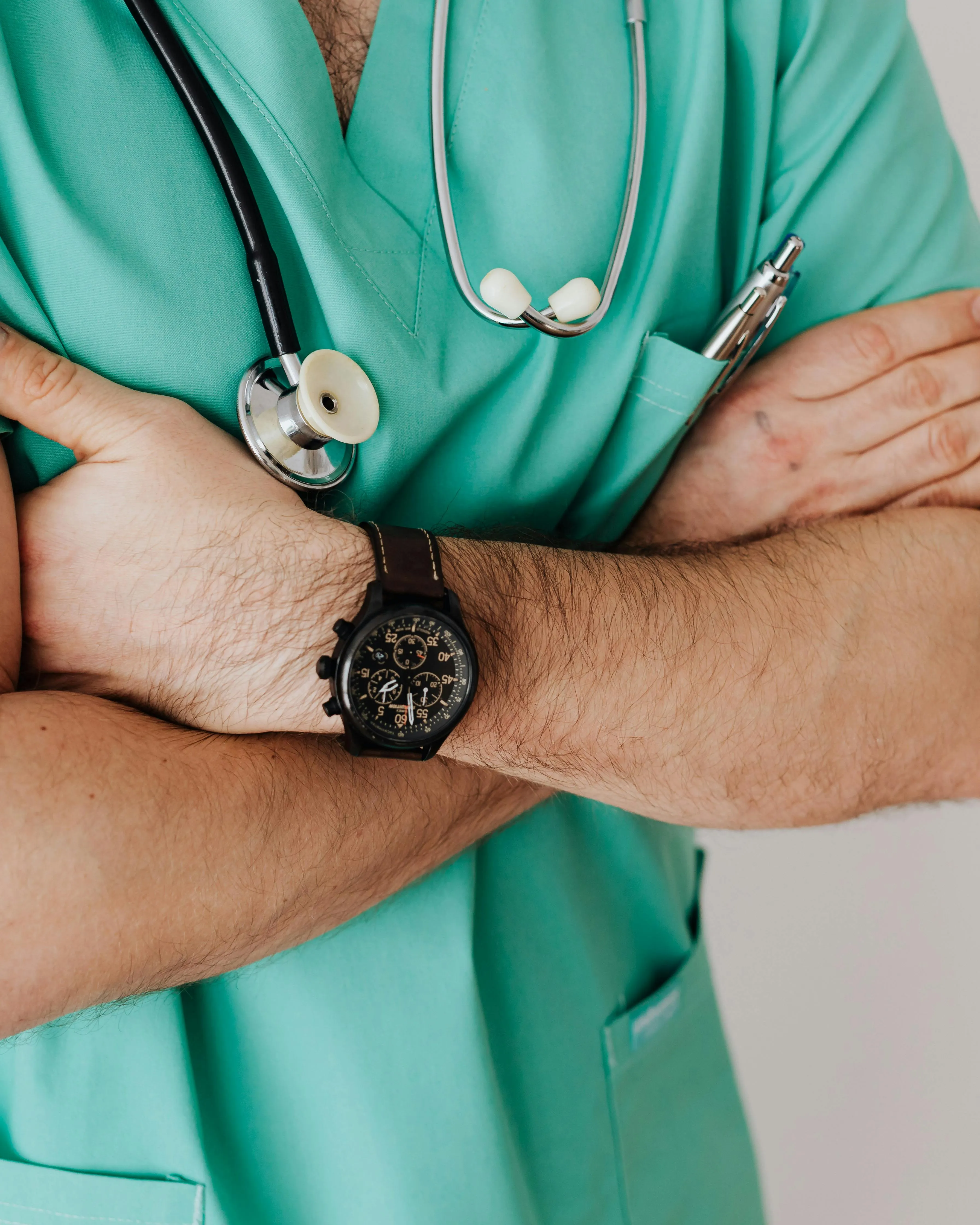 Plastický chirurg prohrál soud, dluží odškodné. A operuje dál