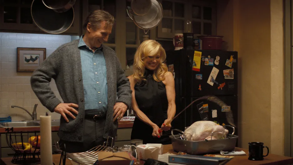 Liam Neeson a Pamela Andersonová v komedii Bláznivá střela (2025)