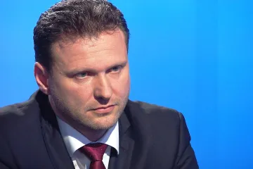 Vondráček jede za papežem, zatímco poslanci proberou zdanění restitucí