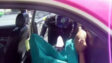Thajští dopravní policisté fungují jako porodní asistenti