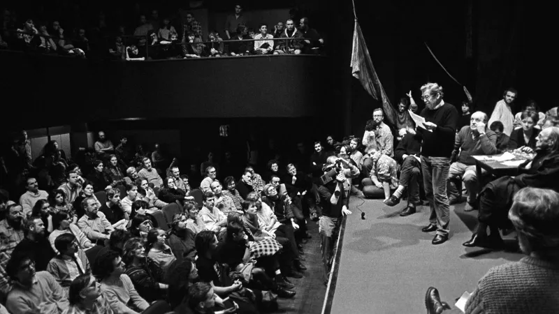 19. listopadu skupina intelektuálů a umělců v čele s Václavem Havlem založila v pražském Činoherním klubu Občanské fórum (OF), platformu všech občanských aktivit usilujících o obnovu politického pluralismu a odmítajících totalitní komunistický režim.