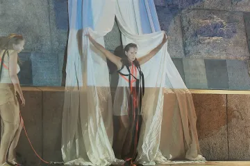 Rusalka trpí láskou na torzu Stalinova pomníku