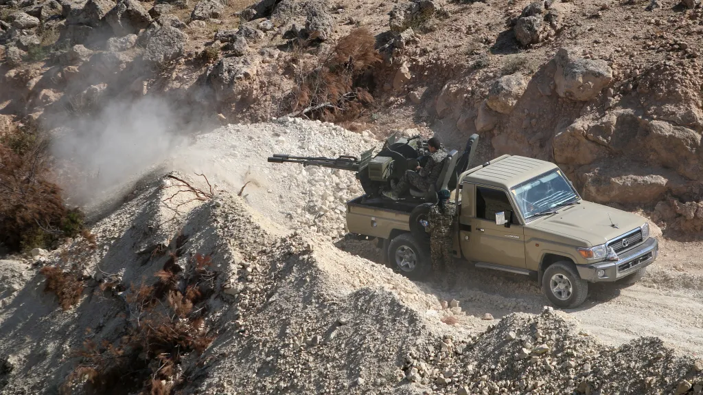 Ozbrojené jednotky Demokratických sil Sýrie poblíž města Manbidž
