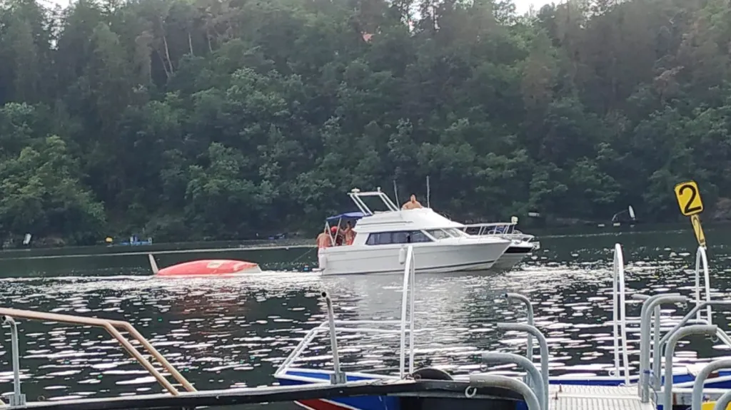 Převrácená loď na Slapech