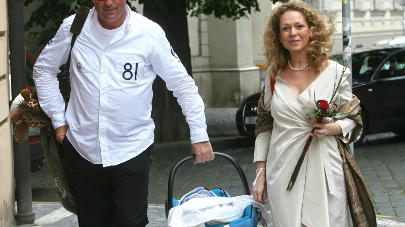 Tehdejší premiér Mirek Topolánek a jeho partnerka, místopředsedkyně Poslanecké sněmovny Lucie Talmanová, přicházejí do bytu v pražské Dušní ulici se synem Nicolasem (29. 7. 2007)