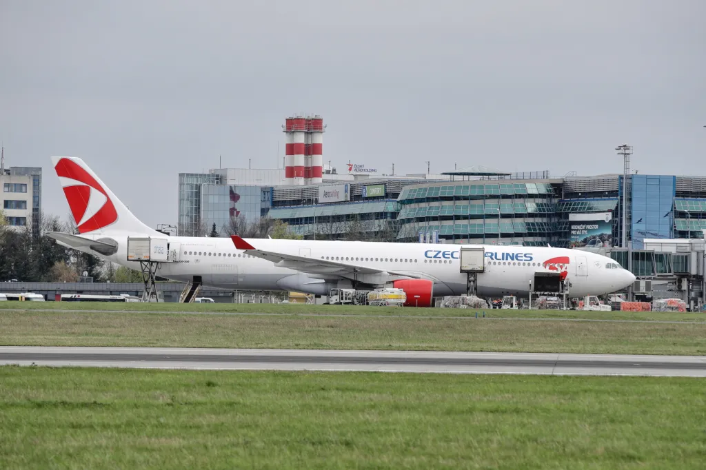 Airbusy jsou i součástí českých aerolinek. Na fotografii je stroj A330 uvedený do provozu v roce 1992