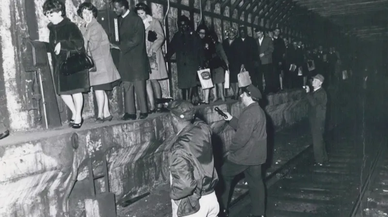 Lidé se snaží dostat z tunelu metra