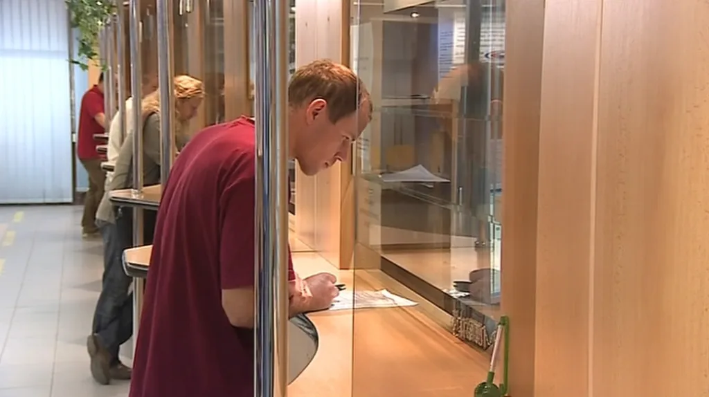 Klient může na přepážce strávit i půl hodiny