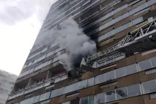 Hasiči kvůli požáru na chomutovském sídlišti evakuovali 120 lidí, zasahoval i vrtulník