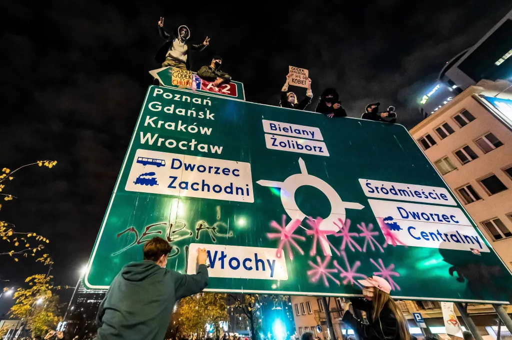 Protesty Strajk kobiet ve Varšavě (Petr Vrabec, volný fotograf, nominace v kategorii Reportáž)